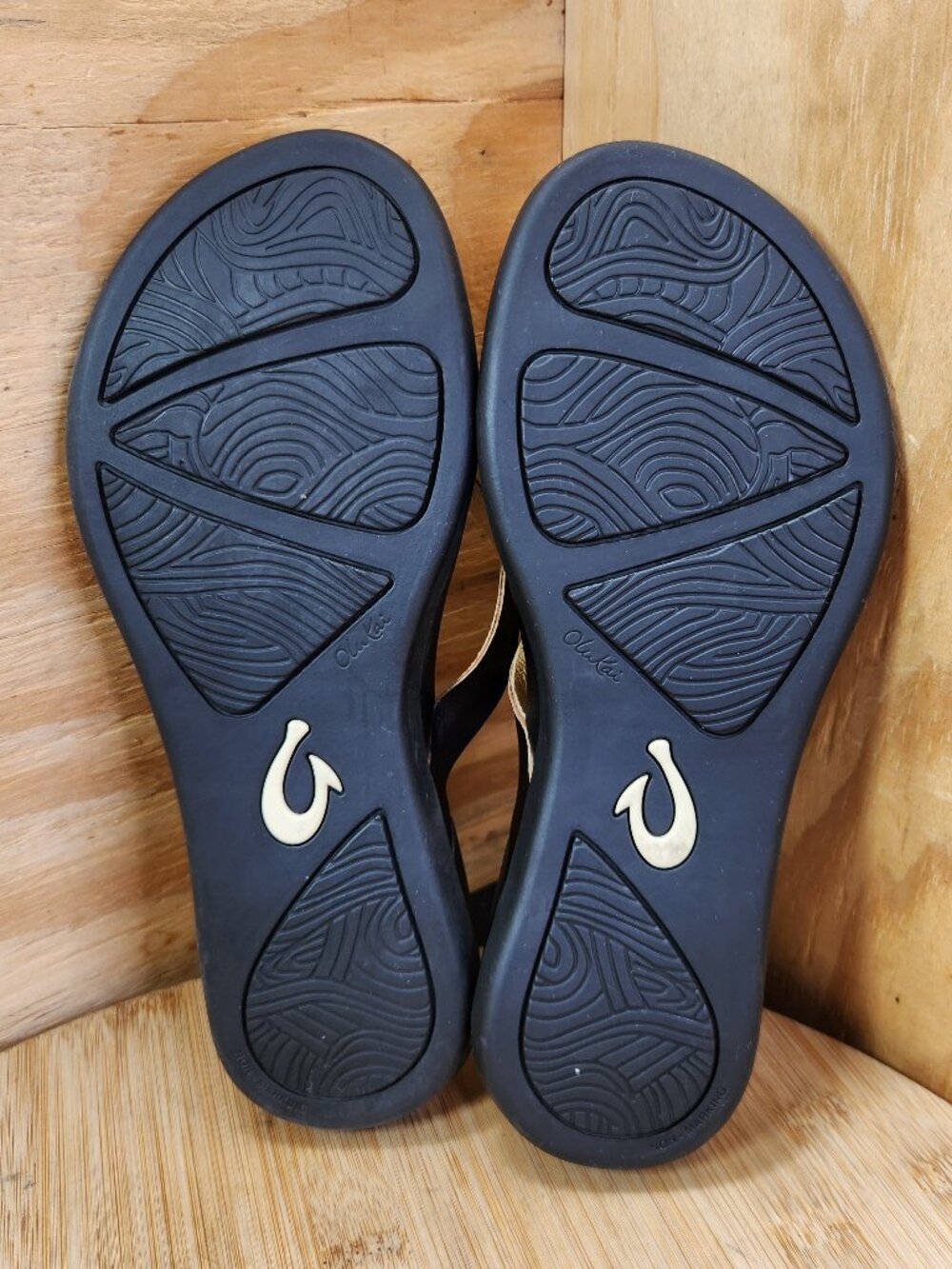OluKai Ho'opio Womens Black Leather Thong Sandals Size 6 - Picture 8 of 9
